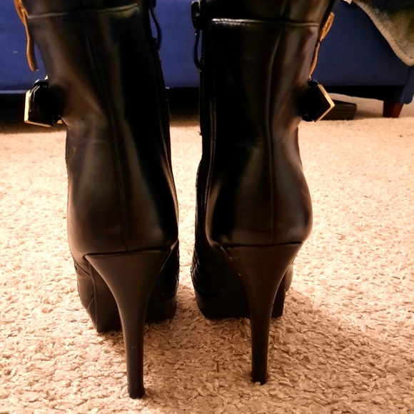 Leather bootie with Gold buckle. Sz 6 - Picture 4 of 5